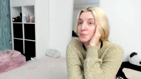 Snapshot of kenziedawton chatting on February 8, 2026, 2:42 pm Kenzie online show from February 8, 2026, 2:42 pm