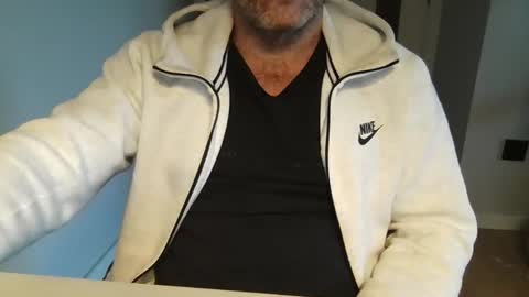 Snapshot of kermitgp3 chatting on December 17, 2025, 4:02 pm Anton online show from December 17, 2025, 4:02 pm