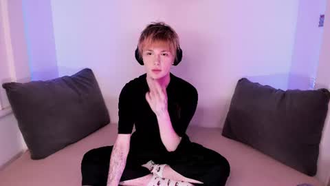 Snapshot of kessy_white chatting on August 1, 2026, 8:41 pm Kessy online show from August 1, 2026, 8:41 pm
