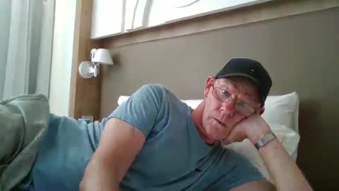 Snapshot of kevlooking4sez chatting on June 17, 2026, 3:35 pm kevlooking4sez online show from June 17, 2026, 3:35 pm