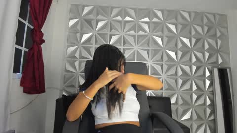 Khloe online show from December 18, 2024, 1:12 pm