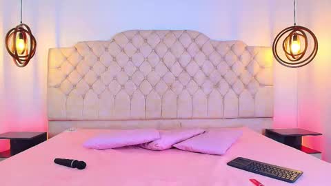 khloejohnson online show from November 24, 2025, 3:28 am