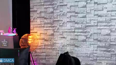 Kiara Zahiri online show from December 17, 2025, 10:54 am