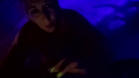 kikilovespartylights online show from November 12, 2025, 12:27 pm