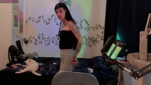 Bella online show from June 4, 2026, 8:15 pm