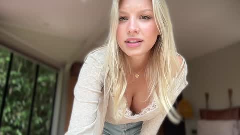 Snapshot of killer__tits chatting on February 18, 2026, 2:07 am Killer Tits online show from February 18, 2026, 2:07 am