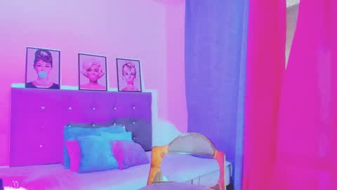 Your Queen KIM online show from December 15, 2024, 2:59 pm