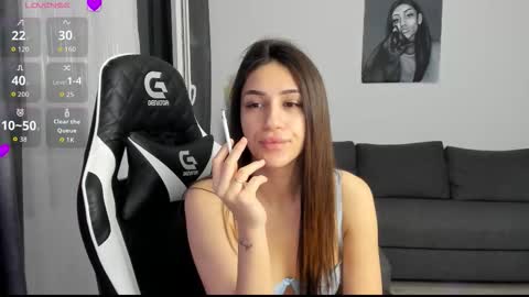 kimi_ivy online show from December 14, 2025, 5:02 am