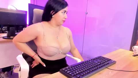 Snapshot of kimkalifa chatting on November 1, 2025, 1:13 pm Camila online show from November 1, 2025, 1:13 pm