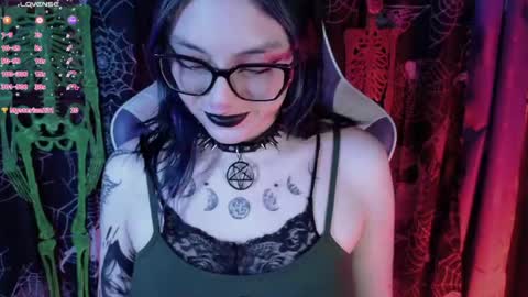 Kim Lennox online show from April 28, 2026, 1:49 pm