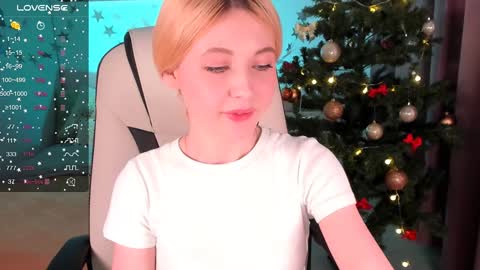 Snapshot of kimmie_shine chatting on December 30, 2024, 7:53 pm Your Kimmie follow me online show from December 30, 2024, 7:53 pm