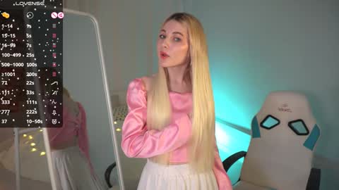 Snapshot of kimmie_shine chatting on January 11, 2025, 2:04 pm Your Kimmie follow me online show from January 11, 2025, 2:04 pm