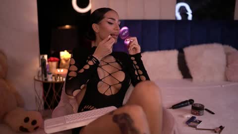 Kim online show from November 20, 2025, 3:01 pm