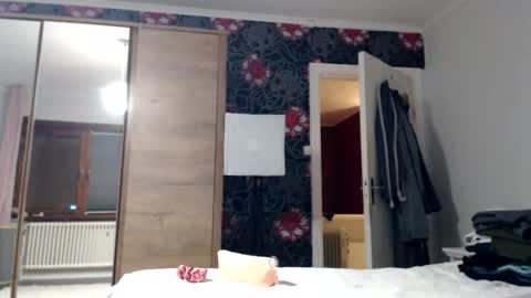 Snapshot of kingandprincess chatting on November 21, 2025, 4:49 pm sexysexyhotwetpinkredpussy online show from November 21, 2025, 4:49 pm