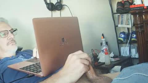 kingtongue10 online show from December 19, 2025, 8:49 pm