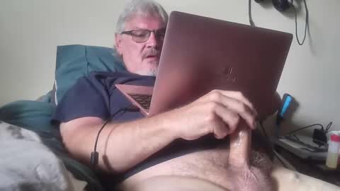 kingtongue10 online show from April 27, 2026, 6:39 pm