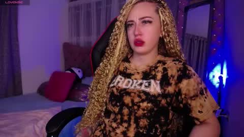 Snapshot of kinkydoll_ chatting on February 19, 2025, 4:23 am Sara online show from February 19, 2025, 4:23 am