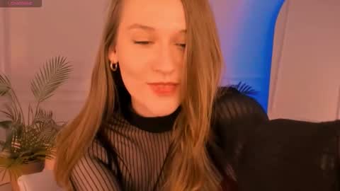 Kira online show from November 17, 2025, 2:12 pm