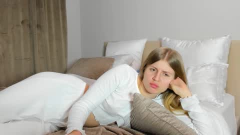 Kira online show from November 28, 2025, 7:27 pm