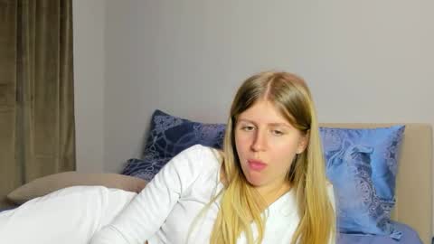 Kira online show from December 1, 2025, 7:08 pm