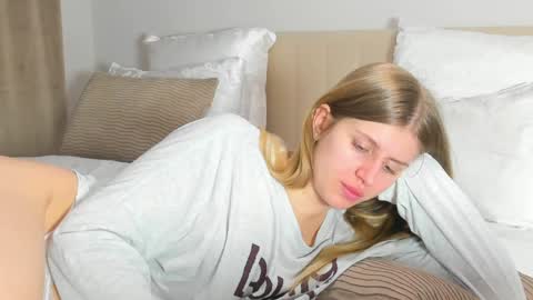 Kira online show from April 5, 2026, 9:34 pm