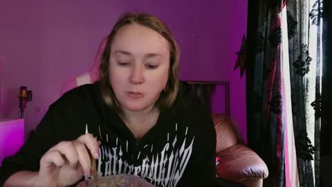 kissica online show from February 4, 2025, 3:26 pm