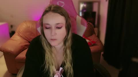 kissica online show from February 17, 2025, 6:48 pm