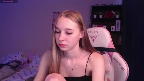 Snapshot of kitsuneyx chatting on May 18, 2026, 11:43 pm kitsuneyX online show from May 18, 2026, 11:43 pm