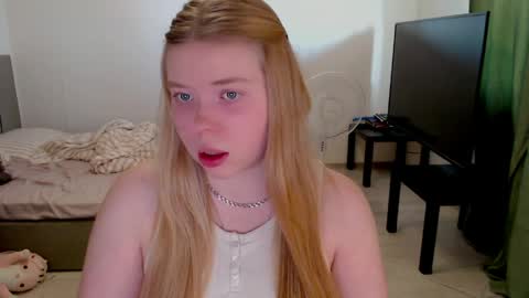 Snapshot of kitten_jenny01 chatting on June 5, 2026, 3:51 pm Jennyblonde and Emmabrunette online show from June 5, 2026, 3:51 pm
