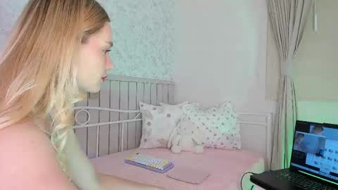 Snapshot of kitty__sophie chatting on May 7, 2026, 5:07 pm sophie online show from May 7, 2026, 5:07 pm