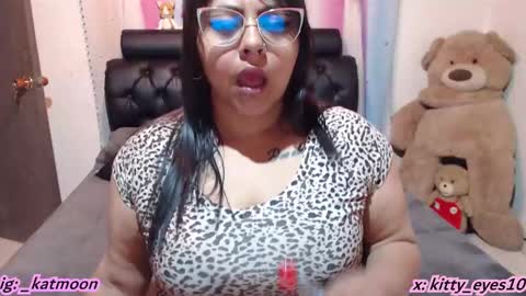 Snapshot of kitty_eyes chatting on January 15, 2025, 12:25 pm kitty online show from January 15, 2025, 12:25 pm