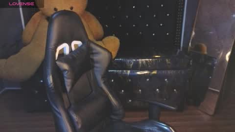 kitty_fox_b online show from November 18, 2025, 1:04 pm