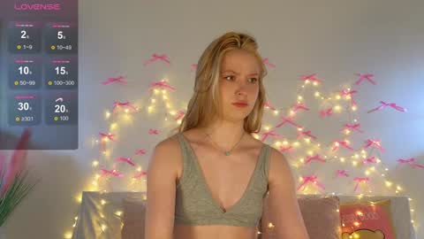 Snapshot of kittyloffe chatting on November 12, 2025, 3:51 am Monika online show from November 12, 2025, 3:51 am