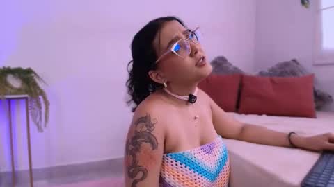 Sophie online show from November 4, 2025, 7:02 pm