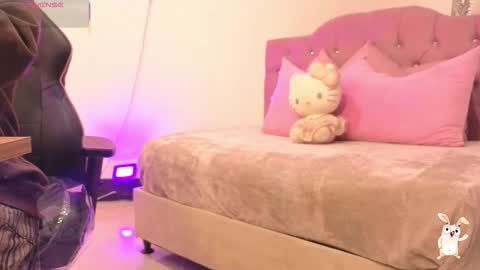 Kitty  online show from November 30, 2025, 11:47 am