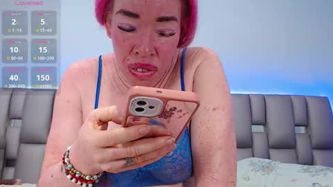 kittywhiteass online show from November 30, 2025, 8:07 am