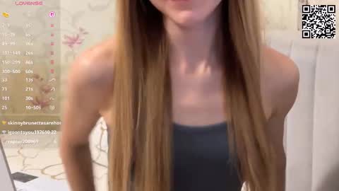 Snapshot of klikerstokens chatting on December 4, 2025, 7:44 pm Louise and Mark online show from December 4, 2025, 7:44 pm