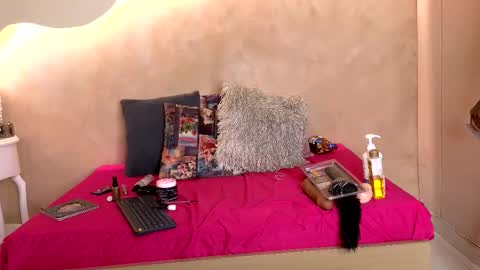 K L O E online show from November 7, 2025, 7:36 pm