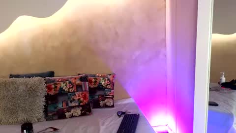 K L O E online show from November 21, 2025, 7:45 pm