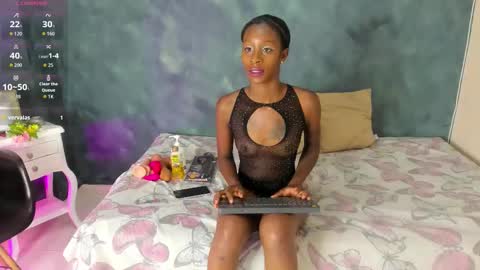 K L O E online show from November 22, 2025, 4:06 pm