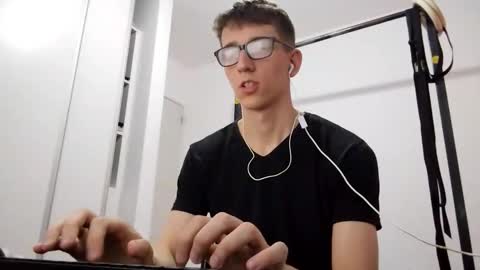 Snapshot of kpo10 chatting on December 14, 2025, 3:39 pm Facu online show from December 14, 2025, 3:39 pm