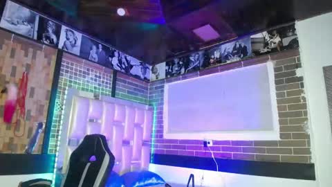 kriss_sweetboobs online show from April 22, 2026, 12:28 pm