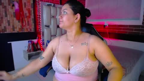 kriss_sweetboobs online show from April 29, 2026, 12:53 pm