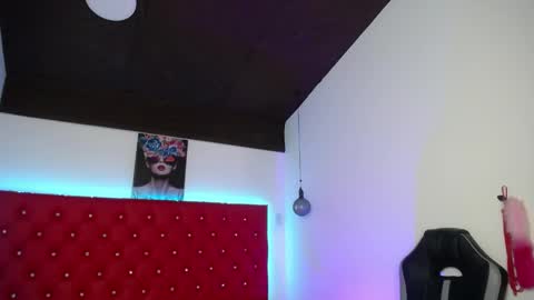 kriss_sweetboobs online show from May 12, 2026, 12:57 pm