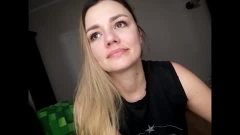 Snapshot of krisssexi chatting on January 16, 2025, 5:33 pm KrissSexi online show from January 16, 2025, 5:33 pm