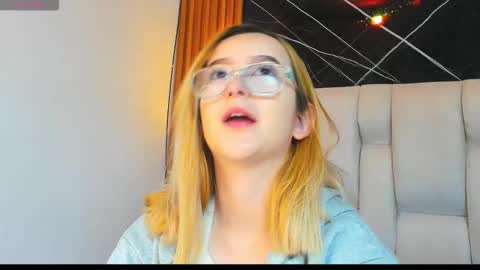 Snapshot of kristal_joi_dl chatting on November 18, 2025, 12:20 pm kristal online show from November 18, 2025, 12:20 pm