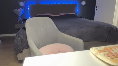 Snapshot of kristy_saint chatting on October 23, 2025, 4:12 am Kristi online show from October 23, 2025, 4:12 am