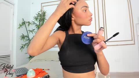 Snapshot of kristyl_paez chatting on November 18, 2025, 7:07 pm Cristina online show from November 18, 2025, 7:07 pm