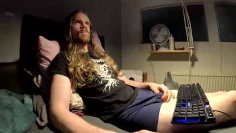 Snapshot of krullz123 chatting on December 14, 2025, 12:05 am Krullz online show from December 14, 2025, 12:05 am