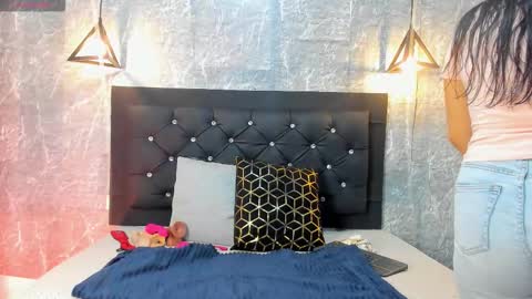 Kystal Taylor online show from November 12, 2025, 10:48 am